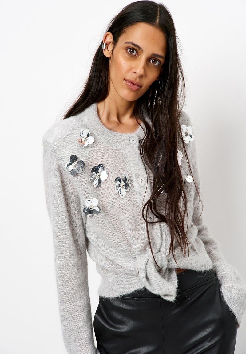 Lichtgrijze gebreide cardigan met bloemen-applicaties van pailletten, ronde halslijn, knopen aan de voorkant en een knoopstrik in de taille.