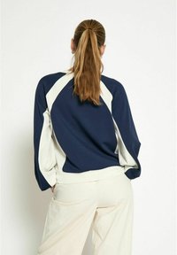 PEPPERCORN DICETTE  - Mikina - black iris