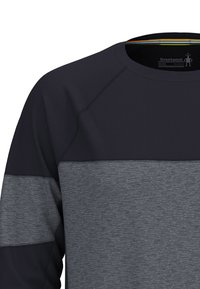 Schwarz-weißes Langarmshirt mit horizontalem Streifenmuster, aus weichem Stoff mit glatter Textur und Raglanärmeln gefertigt.