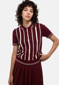 Pull à col polo bourgogne avec des rayures blanches verticales, un col, des manches courtes et un ourlet côtelé. Texture en tricot lisse.