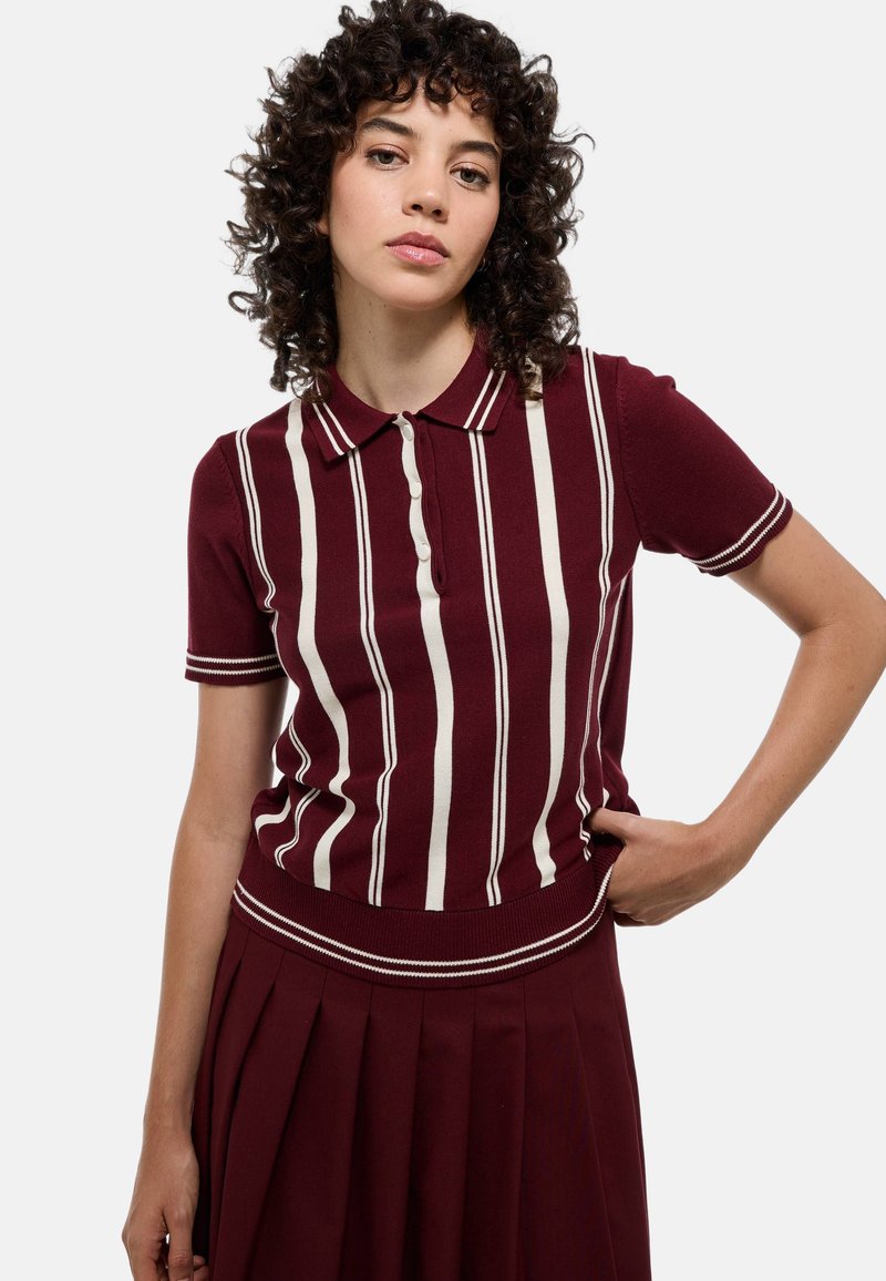 Pull à col polo bourgogne avec des rayures blanches verticales, un col, des manches courtes et un ourlet côtelé. Texture en tricot lisse.