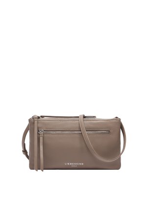 Brązowa skórzana torebka na ramię z dwoma kieszeniami na zamek, gładką teksturą oraz cienkim regulowanym paskiem. Z przodu znajduje się wytłoczone logo.