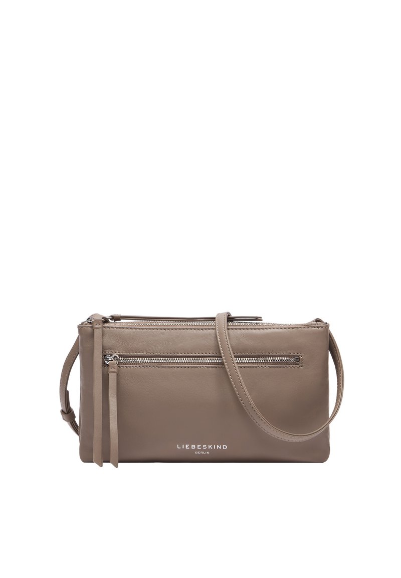 Brązowa skórzana torebka na ramię z dwoma kieszeniami na zamek, gładką teksturą oraz cienkim regulowanym paskiem. Z przodu znajduje się wytłoczone logo.