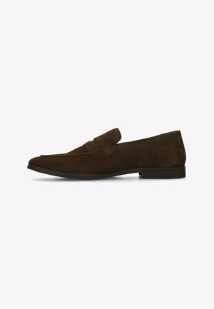 Mocassin pour homme en daim marron foncé avec talon noir empilé bas et coutures de style mocassin, profil latéral sur fond blanc.