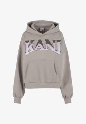 Pilkas sudėtinės medžiagos džemperis su gobtuvu ir priekinėmis kišenėmis, ant krūtinės pavaizduotas žodis "KANI" ryškiomis spalvomis ir siuvinėjimo detalėmis. Ilgos rankovės su elastinėmis apyrankėmis.