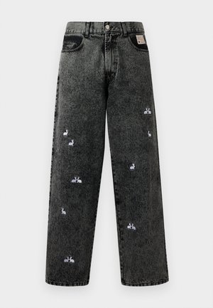 Jeans de mezclilla negra con un corte holgado, que presentan conejos blancos bordados en varias posiciones en la parte delantera y un cierre de botón en la cintura.