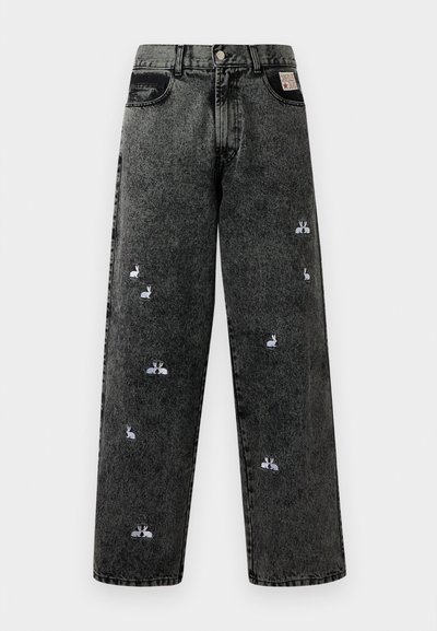 Μαύρο τζιν με άνετη εφαρμογή, διαθέτει κεντημένα λευκά κουνέλια σε διάφορες στάσεις στο μπροστινό μέρος και κλείνει με κουμπί στη μέση.