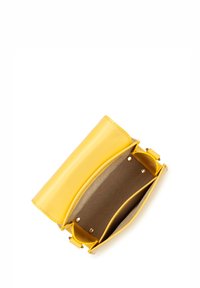 Borsetta in pelle gialla con una texture liscia, dotata di un unico scomparto, due tasche interne e una patta pieghevole con chiusura a scatto.