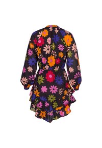 Robe à motif floral avec un tissu noir texturé, présentant des couleurs vives. Comprend des manches longues et un ourlet à volants en bas.