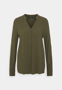 Blouse manches longues vert olive avec un col en V et un pli discret à l'avant. Tissu doux et léger avec une texture lisse.
