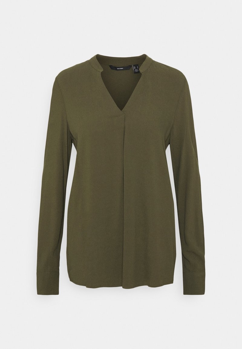 Blouse manches longues vert olive avec un col en V et un pli discret à l'avant. Tissu doux et léger avec une texture lisse.