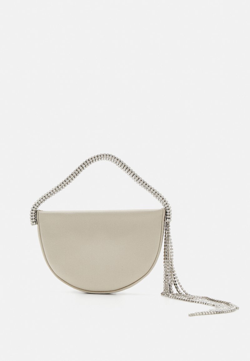 Μπεζ τσάντα χειρός σε σχήμα μισού φεγγαριού, με λεία υφή και αλυσίδα από κρύσταλλο που κρέμεται σε μία πλευρά, προσθέτοντας οπτικό ενδιαφέρον.