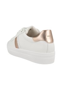 Sneaker bianco con tomaia in pelle liscia, caratterizzata da un accento metallico oro rosa sul tallone e una suola in gomma bianca texturizzata.
