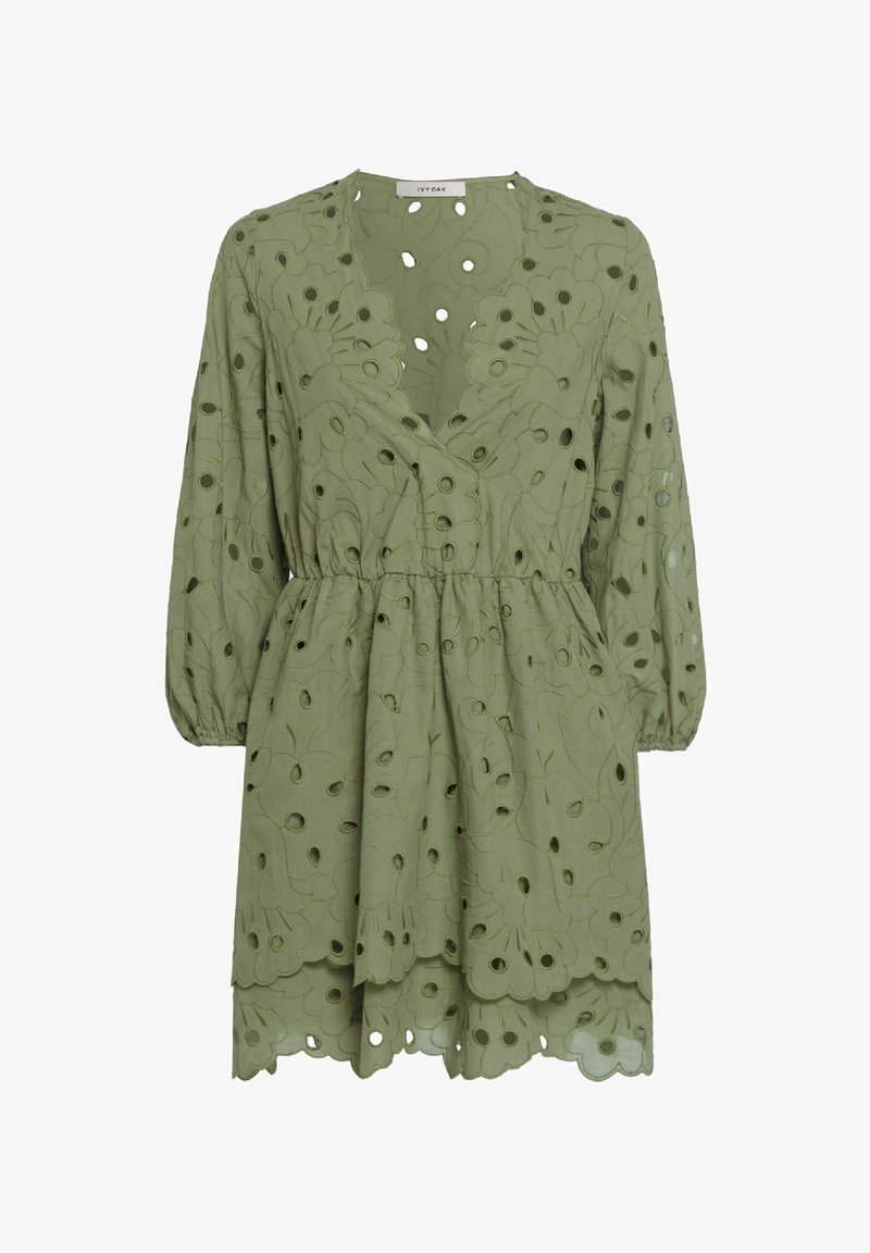 Olivno zelena obleka z dolgimi napihnjenimi rokavi, izrezanim cvetličnim vzorcem, V-izrezom, oprijetim pasom in valovitim robom. Narejena iz lahkotnega blaga.