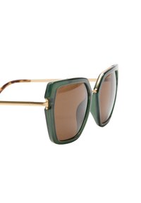 Zielone, przerośnięte okulary przeciwsłoneczne z geometrycznym korpusem, brązowymi soczewkami, złotymi akcentami oraz kontrastującymi nausznikami w jaskrawym wzorze żółwia.