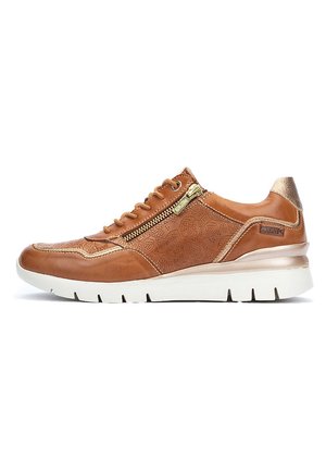 Baskets en cuir marron avec un design texturé, accent en zipper doré et semelle en caoutchouc blanc avec un profil prononcé pour une bonne traction.