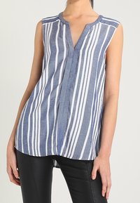 Blusa sin mangas de rayas azul y blanca con escote en V, que cuenta con una tapeta de botones y un corte relajado, hecha de una tela ligera.