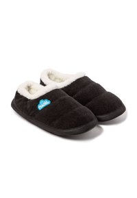 Zapatillas negras de pana con forro de piel sintética blanca, diseño acolchado, suela de goma y un logo azul en el lateral superior.