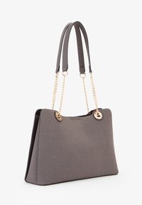 Borsa a tracolla grigia con texture, manici doppi, accenti in catena dorata e hardware circolare. Presenta una forma strutturata e un design a cima aperta.