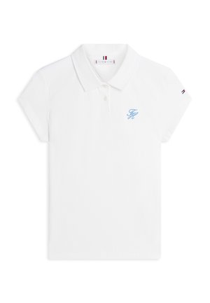 Fehér rövid ujjú galléros póló, két gombbal, kis kék írott logóval a mellrészen, és kis piros-fehér-kék zászlóval a bal ujján.