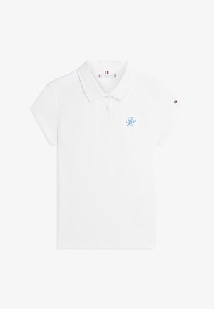 Fehér rövid ujjú galléros póló, két gombbal, kis kék írott logóval a mellrészen, és kis piros-fehér-kék zászlóval a bal ujján.