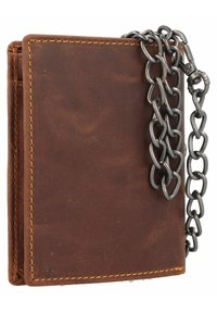 Bruine leren portemonnee met gele stiksels, voorzien van een metalen kettingbevestiging. De portemonnee is rechthoekig met een gladde textuur en open randen.