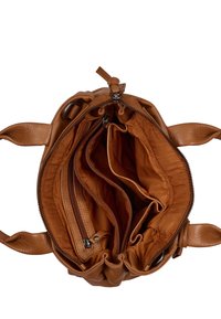 Brun læderhåndtaske med flere rum, inklusive en lynlåslomme. Blød tekstur, afrundet form og korte håndtag.