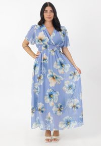 Maxikleid mit Blumenmuster aus leichtem blauen Stoff, mit großen floralen Drucken in Weiß und Blau, kurzen Puffärmeln und einem gerafften Taillenbereich.