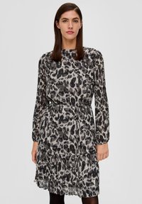 Leichtes, gestuftes Kleid mit einem schwarz-grauen Tiermotiv, langem Ärmeln und einer taillierten Taille. Durchsichtige Textur mit fließender Silhouette.