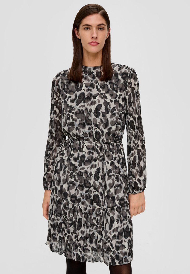 Leichtes, gestuftes Kleid mit einem schwarz-grauen Tiermotiv, langem Ärmeln und einer taillierten Taille. Durchsichtige Textur mit fließender Silhouette.