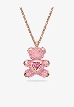 Pendentif en forme d'ours en peluche rose incrusté de cristaux étincelants, avec une pierre précieuse en forme de cœur au centre, suspendu à une chaîne en or rose.