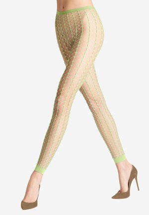 Leggings di rete leggera e trasparente verde chiaro con un motivo a diamante e vita verde solida; abbinati a scarpe con tacco alte color marrone.