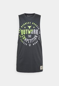 Camiseta sin mangas gris con un escote redondo. Presenta un gráfico circular con el texto "SUPERA A LA COMPETENCIA" en amarillo neón y plateado.