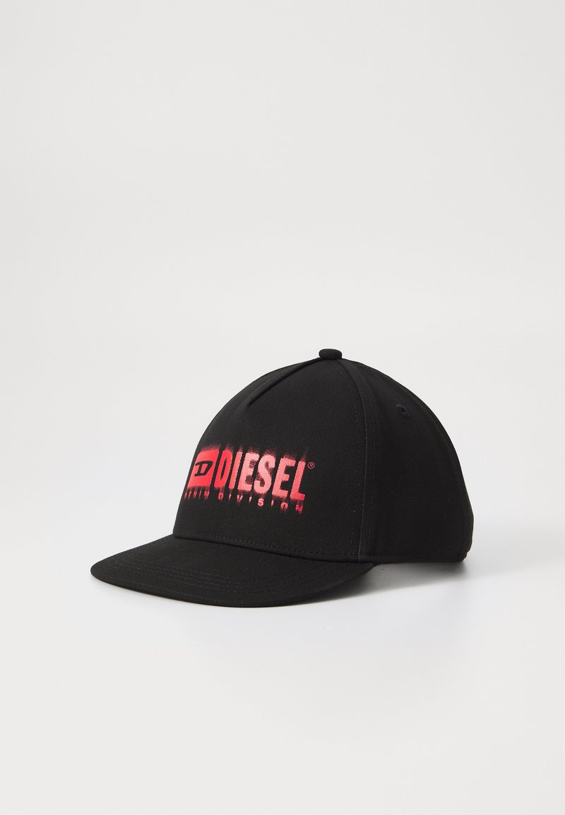 Casquette de baseball noire en tissu avec un logo "DIESEL" dégradé rouge et blanc sur le devant et une visière courbée.