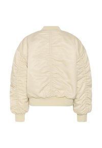 Hellbeige Bomberjacke mit glatter, glänzender Textur, mit gerafften Details an Ärmeln und Saum sowie einem gerippten Bündchen.