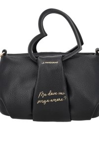 Borsa nera in pelle con manico a forma di cuore. Presenta testo dorato su una piega frontale. Superficie strutturata e dimensioni ridotte.