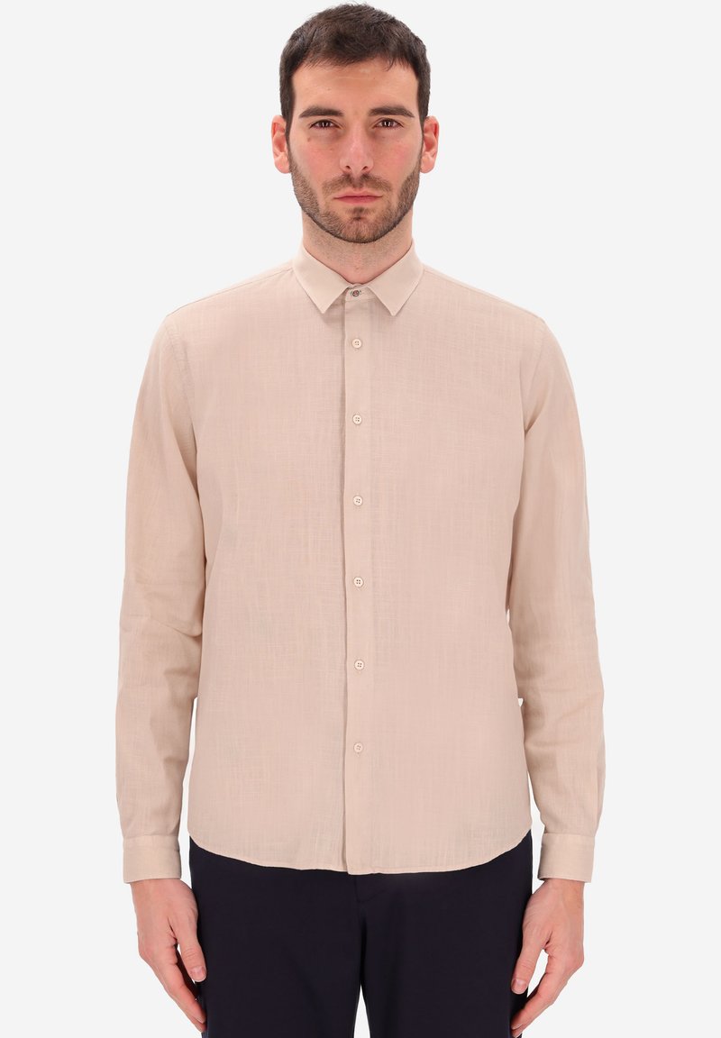 Camicia beige chiaro a maniche lunghe con bottoni, realizzata in tessuto testurizzato, dotata di colletto classico e chiusura frontale con bottoni.