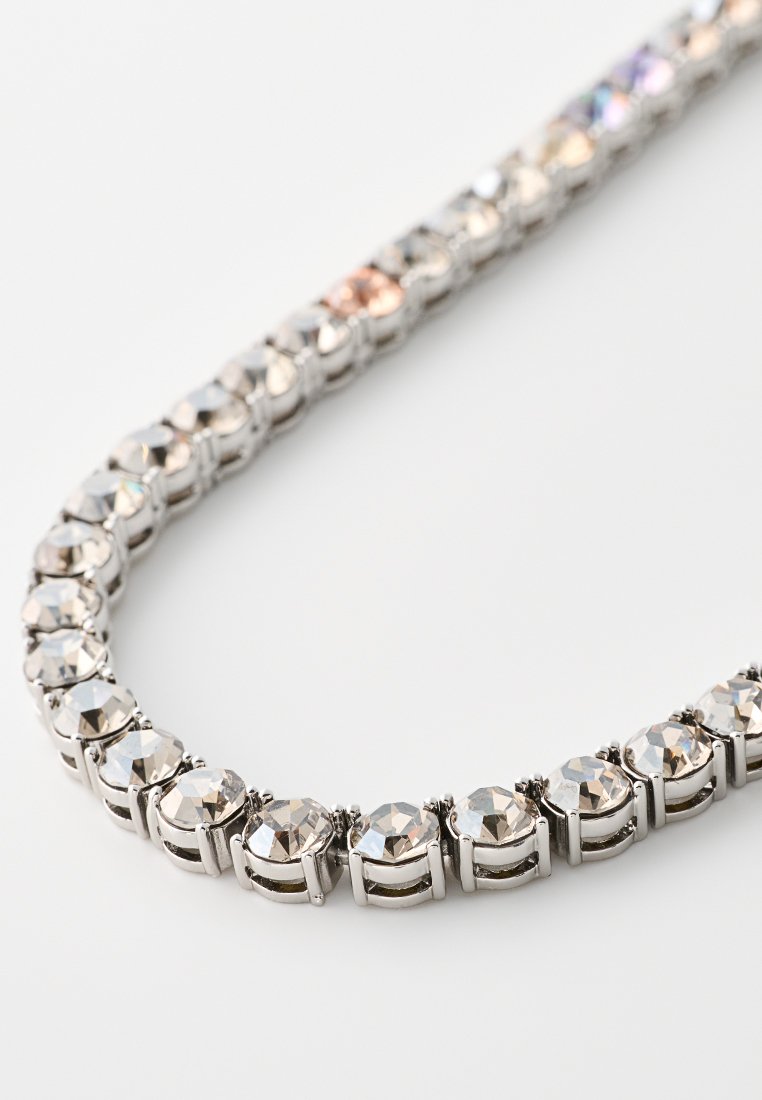 Rhinestone ketting met metalen schakels in zilverkleur, voorzien van ronde, gefacetteerde kristallen in verschillende maten, wat een sprankelend effect creëert.
