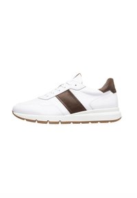 Sneakers atletici bianchi con una banda di accentuazione in pelle marrone, texture liscia, design con lacci e suola in gomma imbottita.