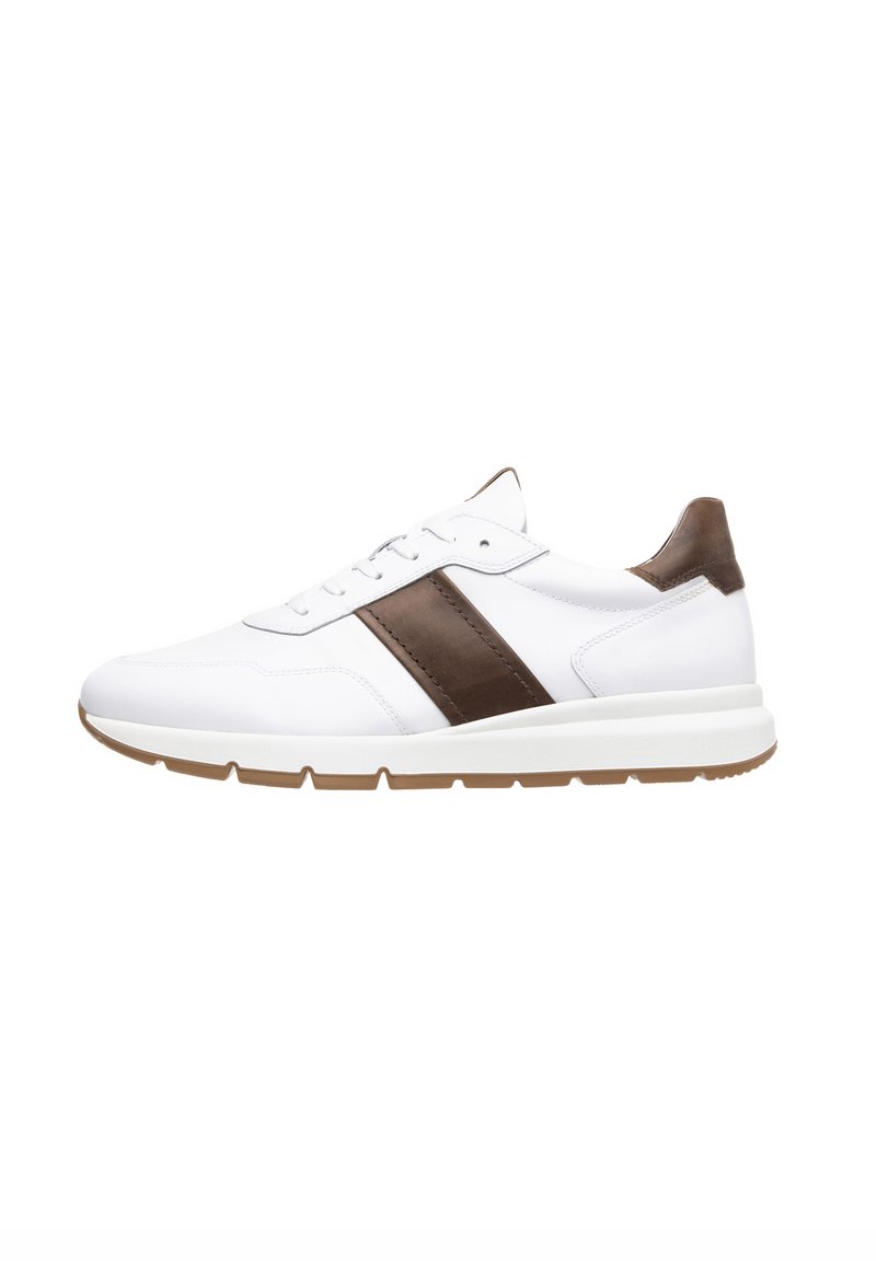 Sneakers atletici bianchi con una banda di accentuazione in pelle marrone, texture liscia, design con lacci e suola in gomma imbottita.