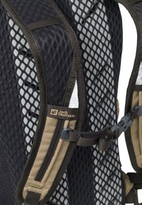 Gros plan sur les bretelles rembourrées noires et beiges d'un sac à dos, avec un panneau dorsal en maille respirante et une boucle réglable au niveau de la poitrine.