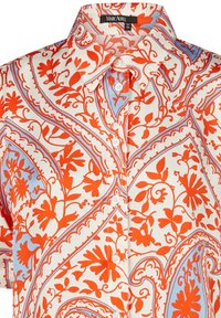 Ein Button-up-Hemd mit weißem Grund und leuchtend orangen sowie hellblauen floralen Paisley-Mustern, mit Kragen und weißen Knöpfen.