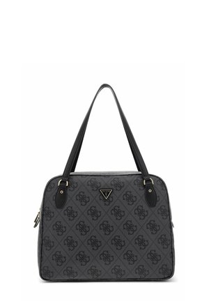 Sac à main gris avec motif logo noir, anses en cuir, accents en métal doré, forme rectangulaire, fermeture éclair, arborant un emblème de la marque à l'avant.