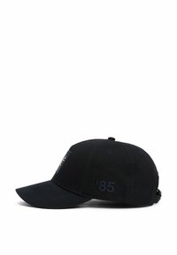 Schwarze Kappe mit gebogenem Schirm, auf der Vorderseite mit aufgesticktem Logo-Patch und auf der Seite mit ''85'' in Marineblau bedruckt. Hergestellt aus Stoff mit strukturierter Oberfläche.