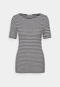 Camiseta de manga corta a rayas blancas y negras. Presenta un escote amplio y una textura suave. Diseño sencillo, que ofrece un aspecto casual.