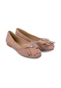 Ballerines en suede rose clair avec un accent floral et un détail en strass sur l'orteil. Design à semelle plate et basse pour le confort.