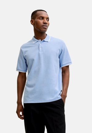 Lichtblauw poloshirt met een klassieke kraag, drie knopen en witte accenten bij de kraag en mouwen, gemaakt van gestructureerde stof.