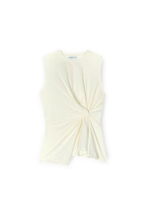 Hihaton kermahuppari, joka on valmistettu pehmeästä kankaasta, ja siinä on kierretty solmupositiivinen yksityiskohta edessä sekä laskostettu muotoilu helmassa.