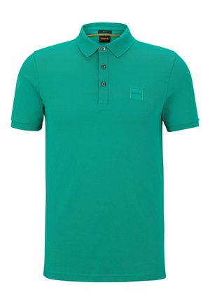 Zielona koszulka polo z krótkim rękawem, trzema guzikami, prążkowanym kołnierzykiem i mankietami oraz subtelną naszywką z logo "BOSS" na lewej piersi.