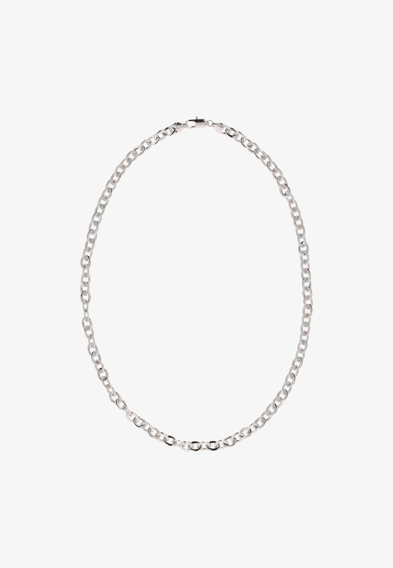 Stříbrný kovový řetízek s propletenými články, s hladkým povrchem a bezpečnou sponou. Jednoduché, rovnoměrně velké články vytvářejí soudržný design.